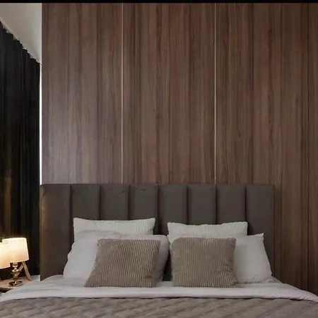 Premier In The Centre *