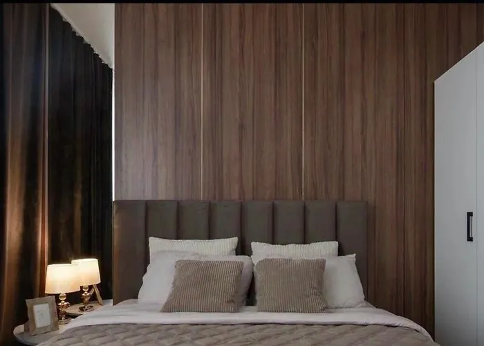 Premier In The Centre *